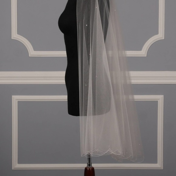 JENNIFER LEIGH Jovienne Diamond White Short Waist Length Wedding Bridal Veil main image 4